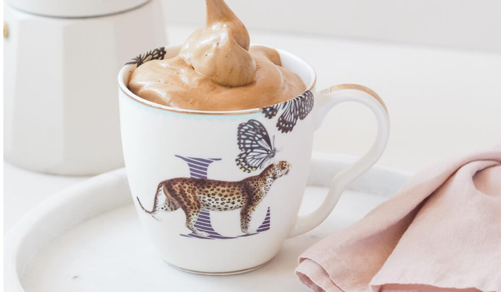 tazza con iniziali e decorazioni per gloria condorelli